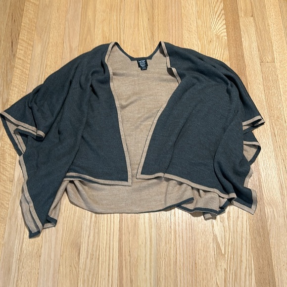 Like New Lord & Taylor Reversible poncho - Picture 4 of 4